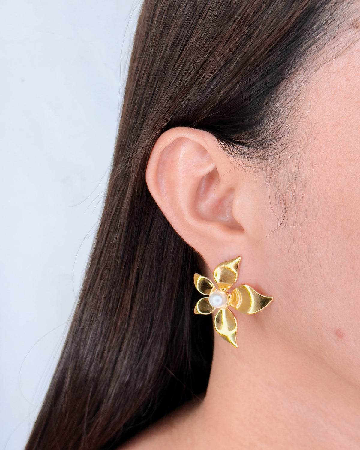 Moana Smooth Lotus Petal Flower Round Pearl Pollen Design Gold Stud Earrings