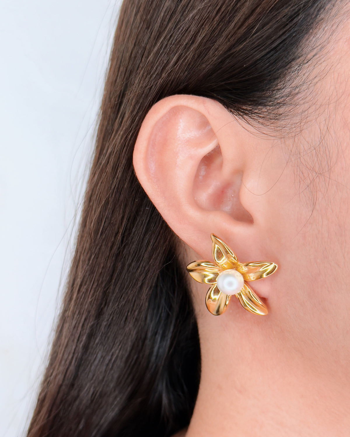Melrose Smooth Long Petal Flower Shaped Round Pearl Pollen Design Gold Stud Earrings
