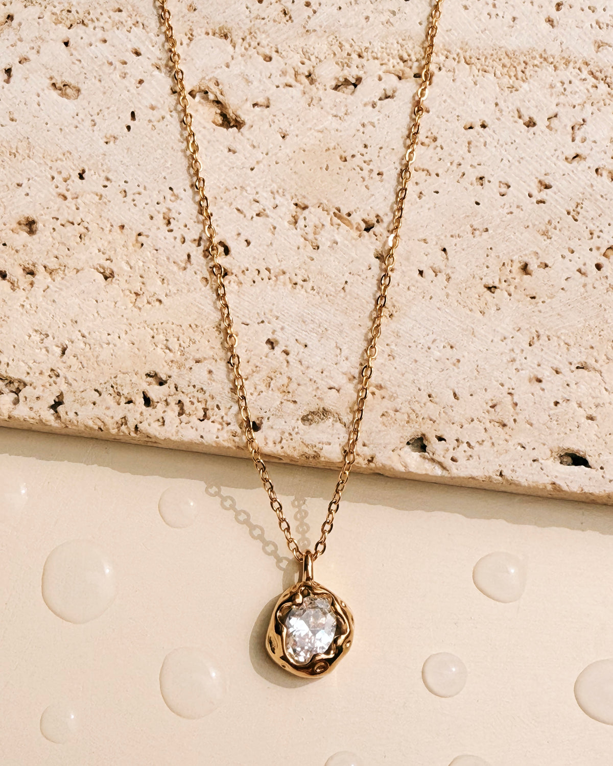 Inez Oval Shaped Zircon Inlaid Thick Melted Design Pendant Classic Link Chain Gold Necklace