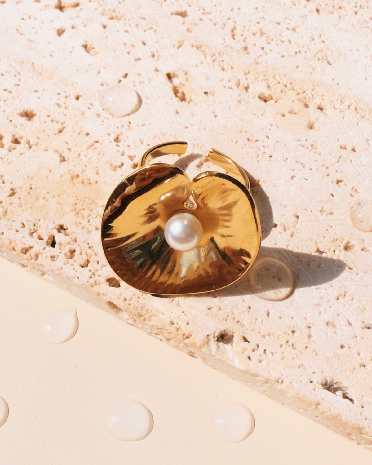 Petra Pearl Inlaid Chunky Shell Shaped Top Head Design Thin Band Open Ring