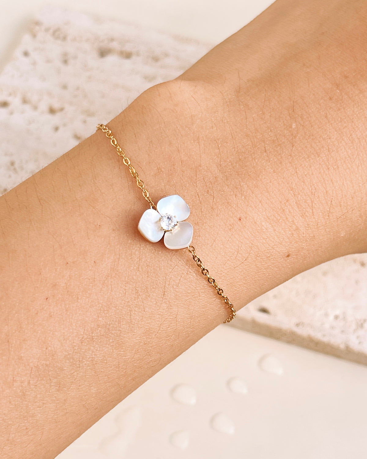 Chevelle Shell Stone Flower Shaped Zircon Center Pendant Classic Link Chain Gold Bracelet