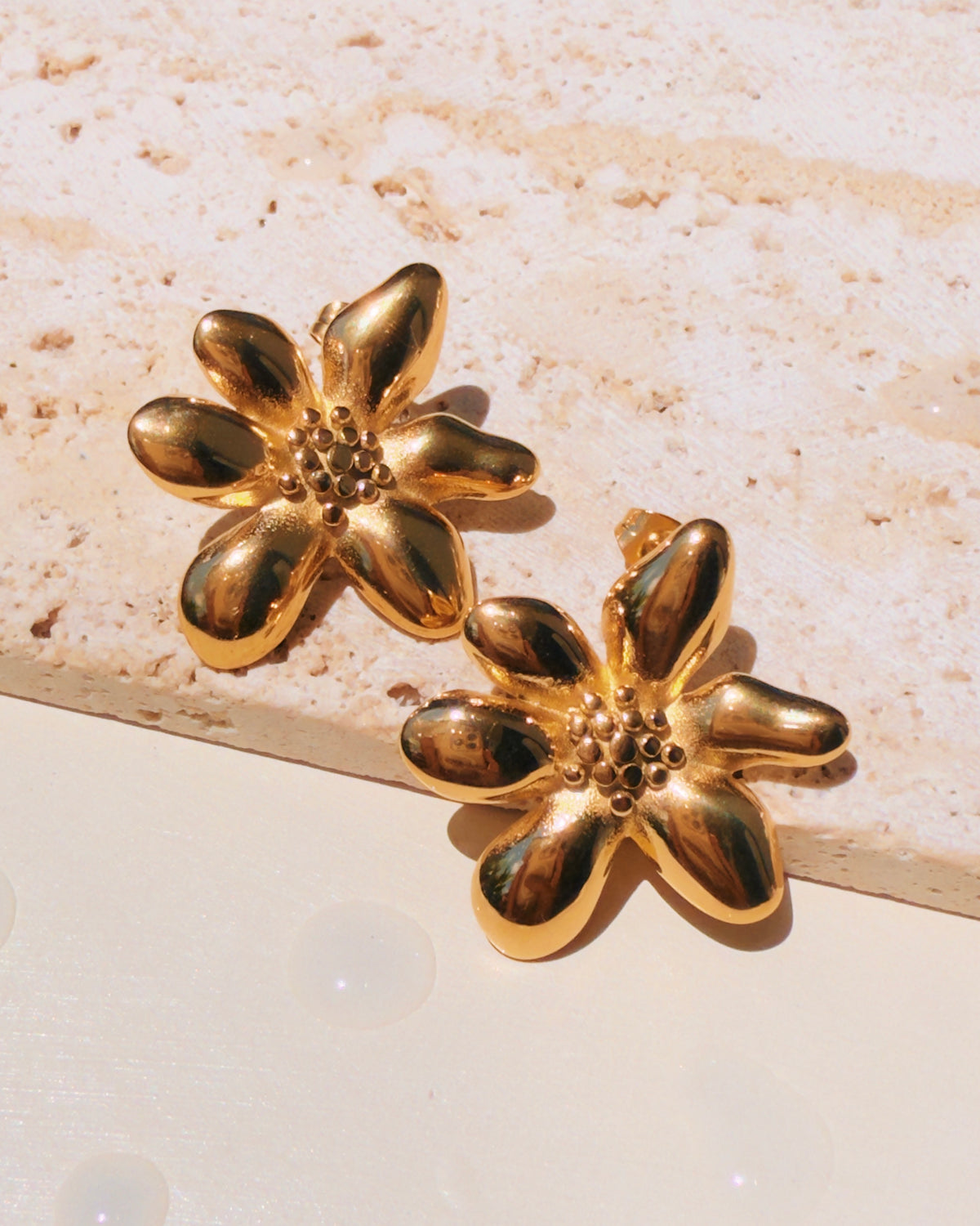 Mariclare Daisy Flower Protrude Pollen Design Gold Stud Earrings