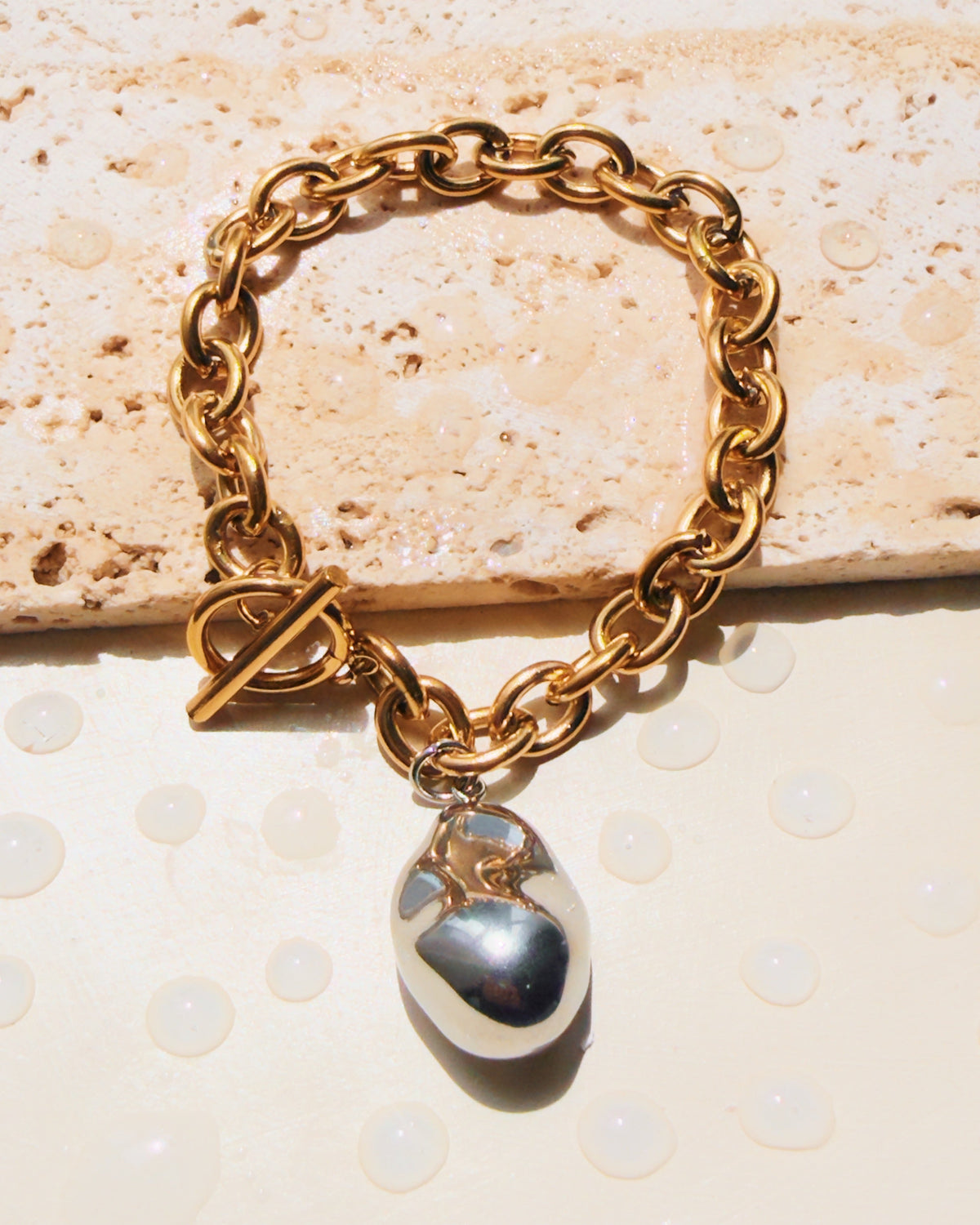 Qyraelle Two Tone Chunky Silver Irregular Stone Shaped Design Pendant Chunky Gold Rounded Link Chain OT Lock Bracelet