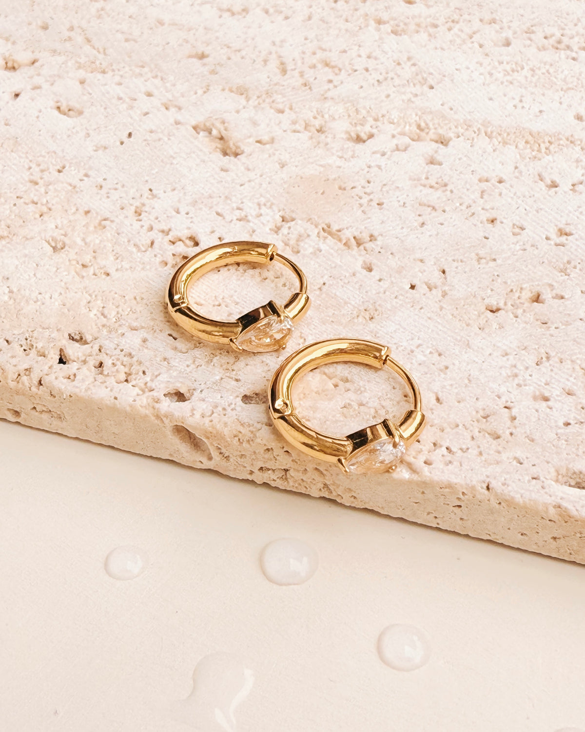 Deedee Classic Round Huggies Teardrop Waterdrop Shaped Zircon Crowned Set Inlaid Middle Design Gold Huggies