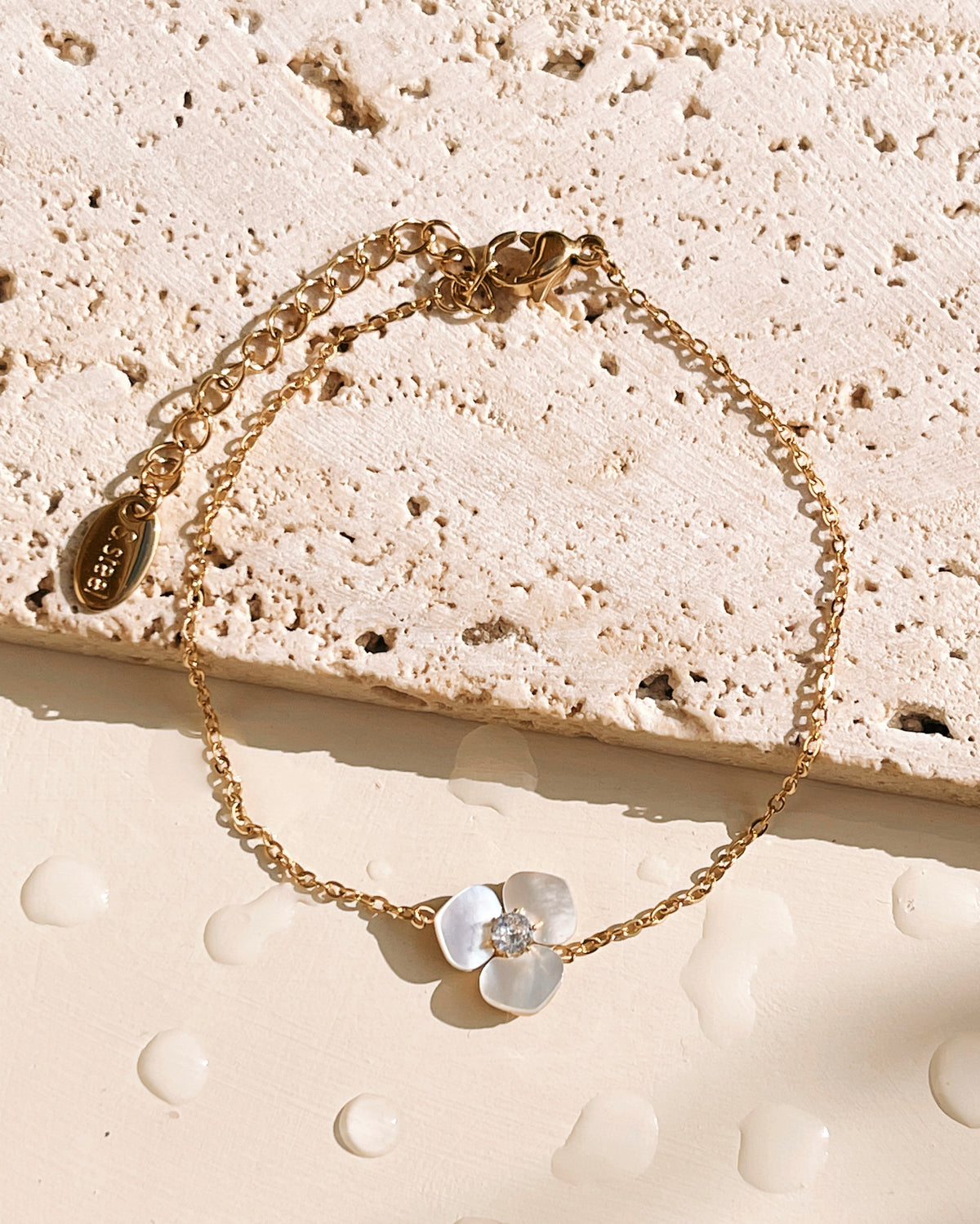 Chevelle Shell Stone Flower Shaped Zircon Center Pendant Classic Link Chain Gold Bracelet