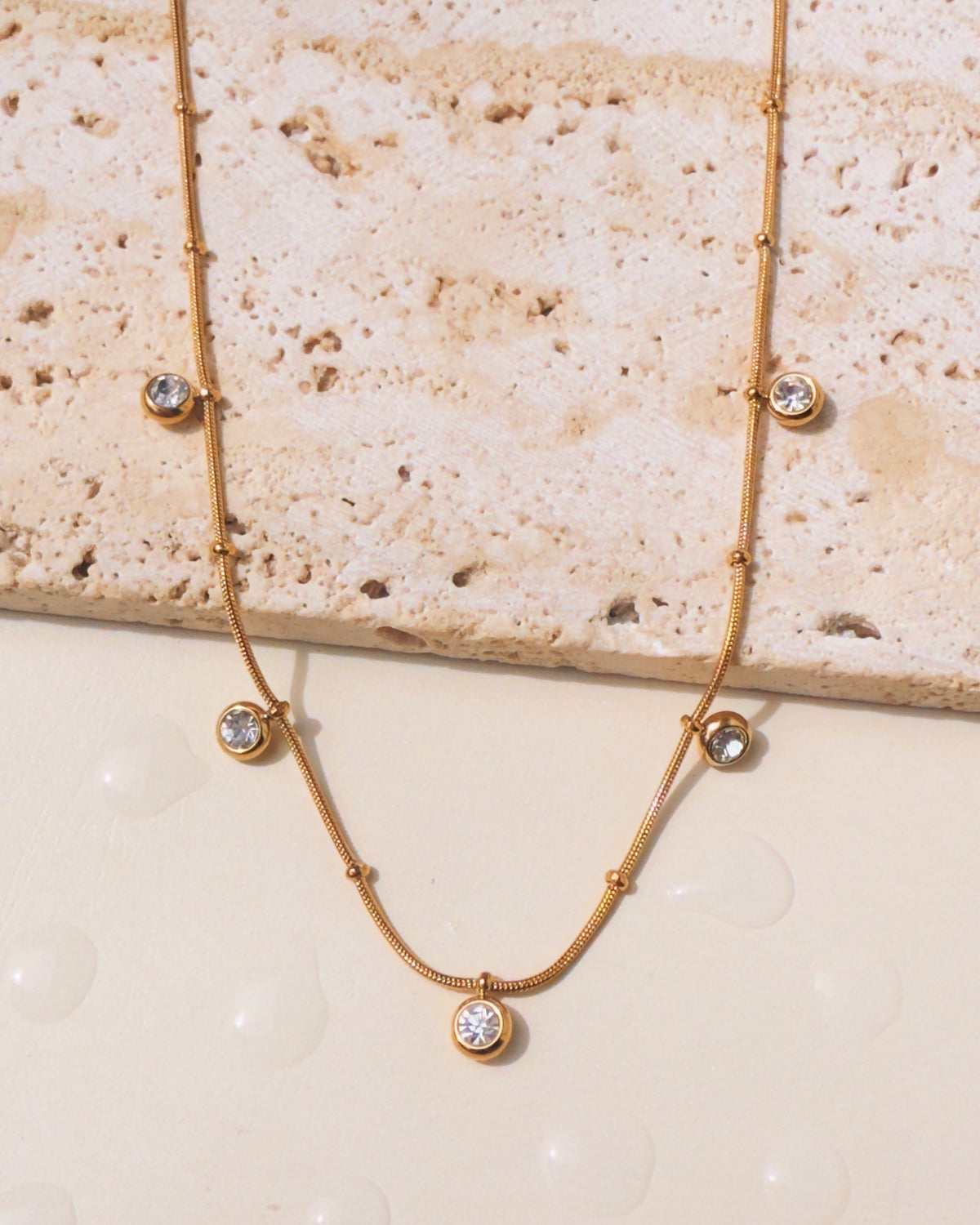 Elizabeth Round Zircon Inlaid Set Beads Pendant Thin Round Snake Chain Design Gold Necklace
