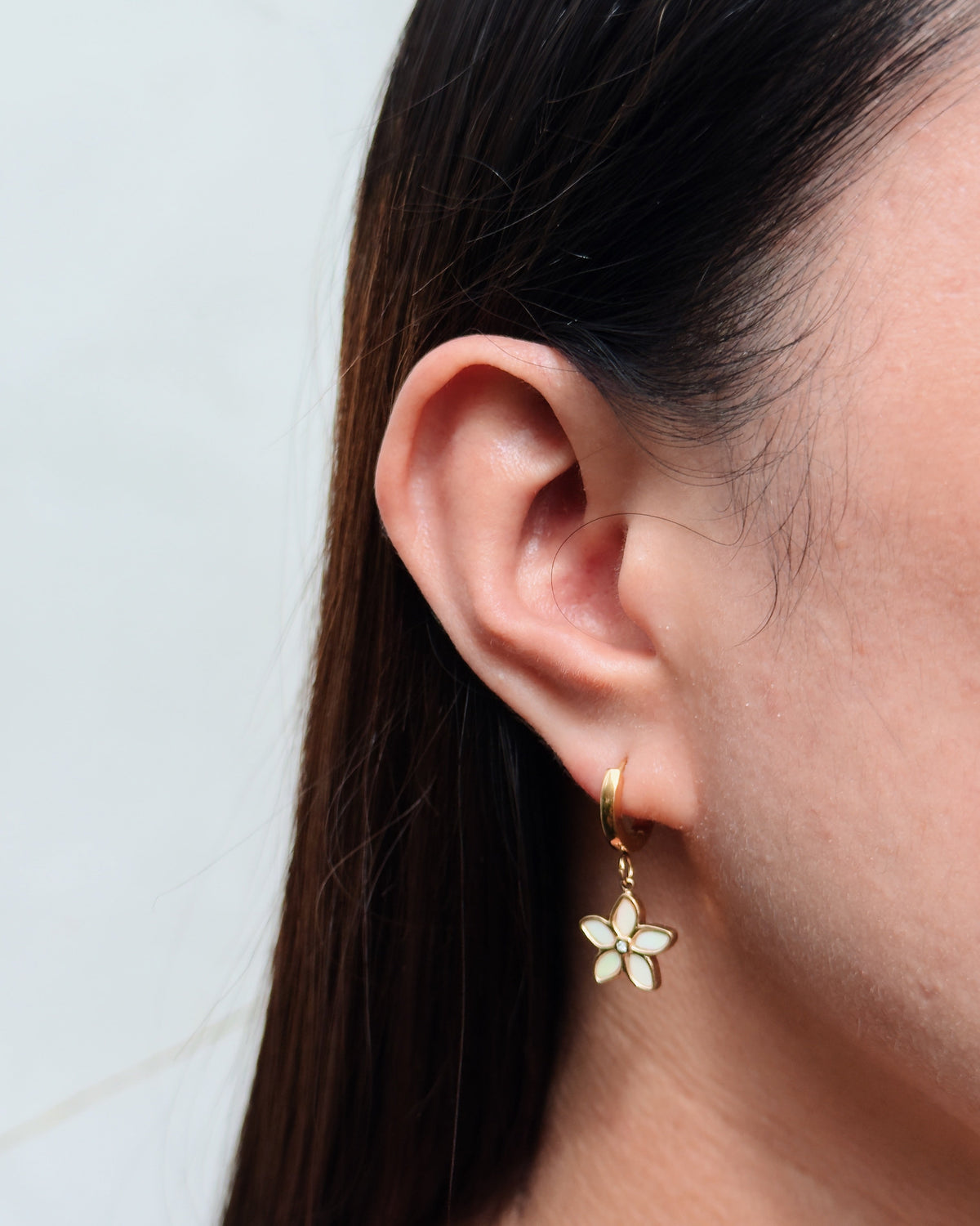 Merlina Classic Flat Round Huggies Flower Shaped Shell Stone Zircon Center Pollen Design Gold Drop Earrings