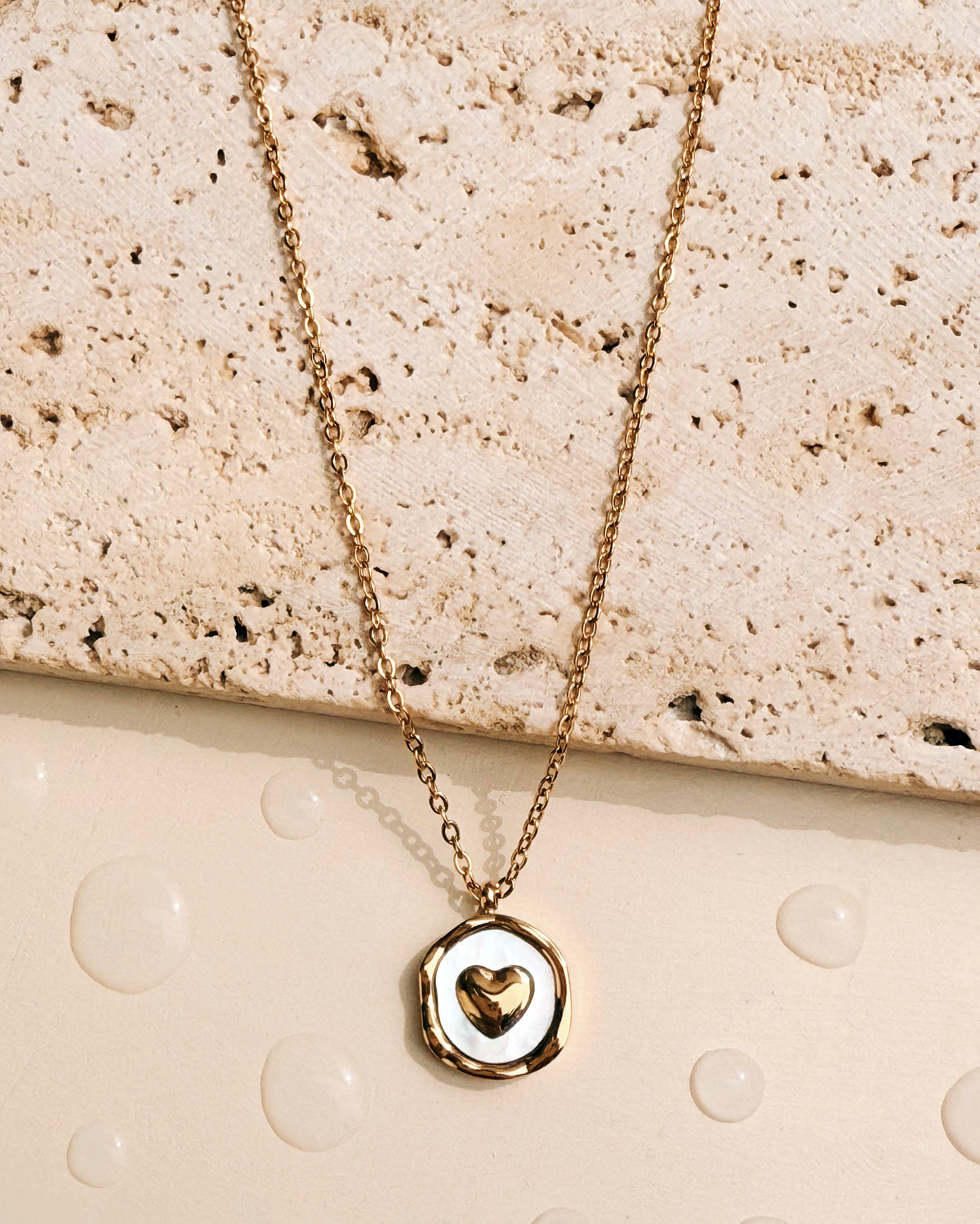 Georgette Shell Stone Round Melted Frame Heart Carved Pendant Classic Link Chain Gold Necklace