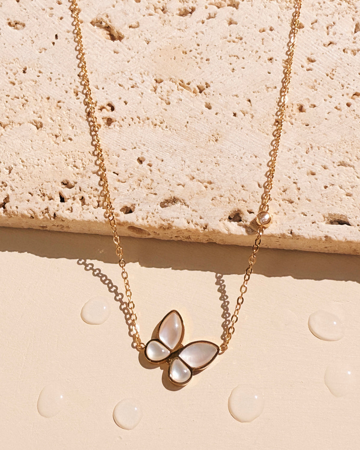 Hela Butterfly Shell Stone Inlaid Set Pendant Rounded Zircon Bezel Set Side Pendant Classic Link Chain Gold Necklace