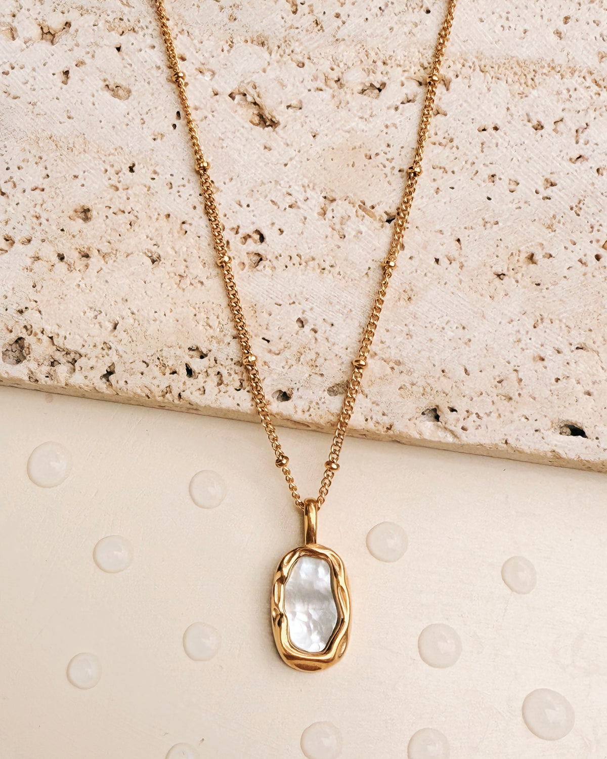 Faye Shell Stone Box Inlaid Irregular Oval Design Pendant Ball Beaded Thin Curb Chain Gold Necklace