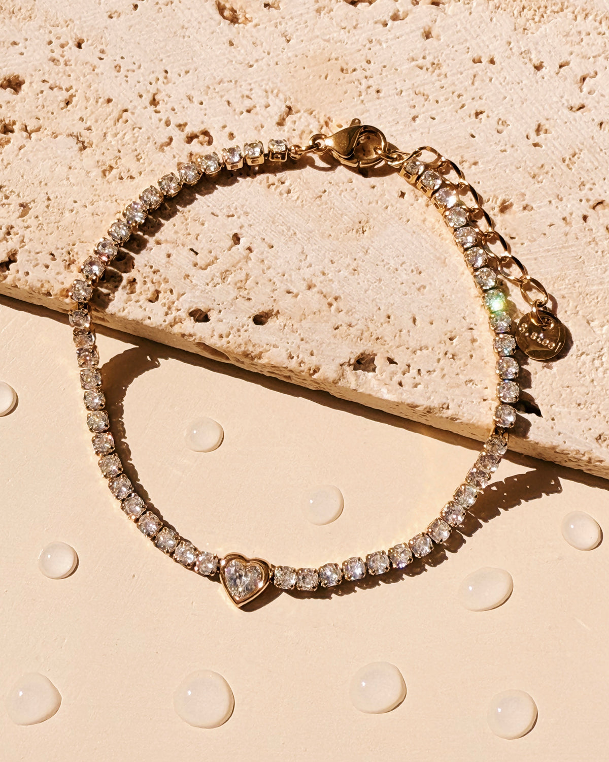 Hailey Zircon Rounded Bezel Set Tennis Chain Heart Shaped Zircon Inlaid Centerpiece Pendant Design Gold Bracelet