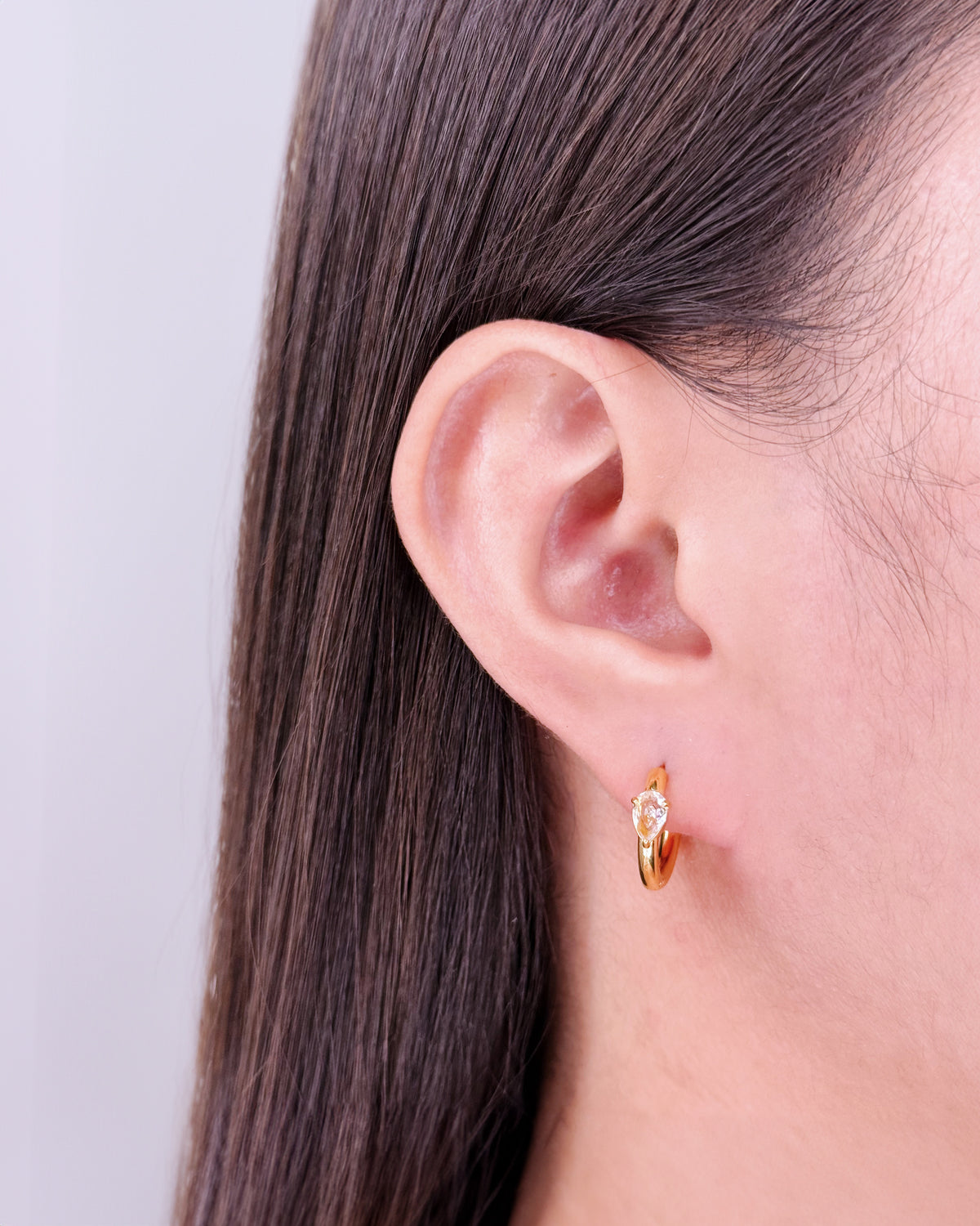 Deedee Classic Round Huggies Teardrop Waterdrop Shaped Zircon Crowned Set Inlaid Middle Design Gold Huggies