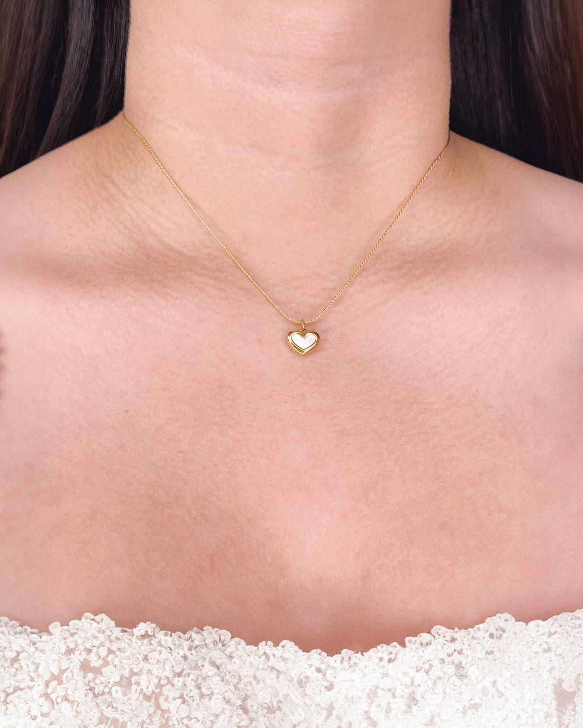 Eesha Shell Stone Inlaid Chunky Heart Shaped Pendant Thin Anchor Chain Gold Necklace