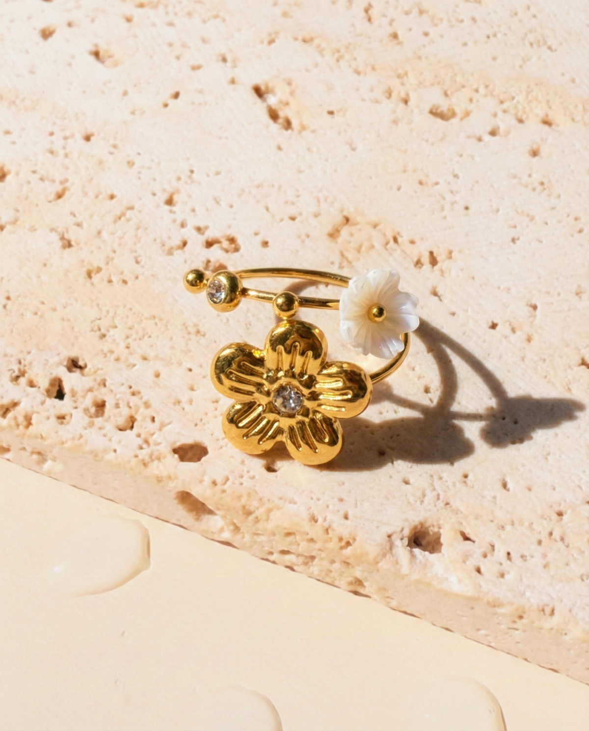 Faryth Dual Top Head Small Flower Shaped Shell Stone Big Zircon Flower Shaped Design Layered Look Gold Open Ring