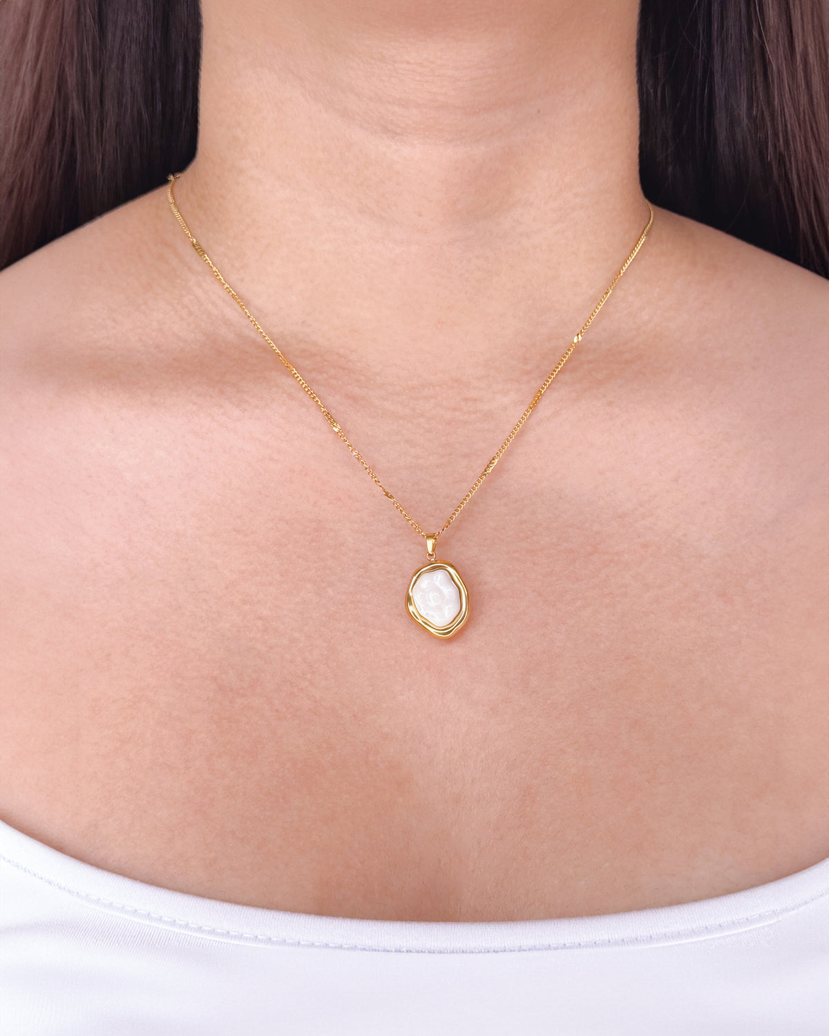 Genette Natural Shell Inlaid Set Irregular Frame Pendant Curb Cuban Chain Gold Necklace