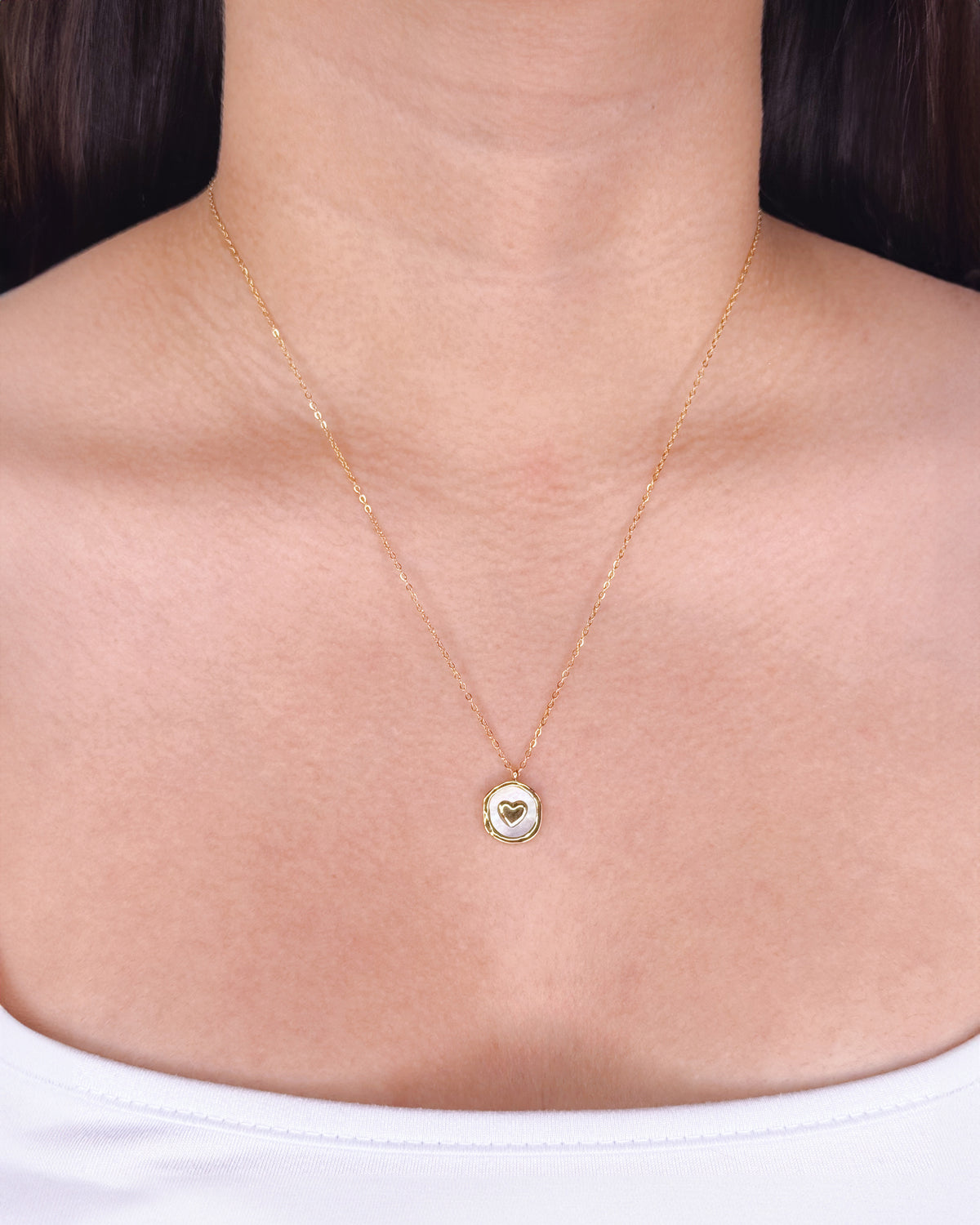 Georgette Shell Stone Round Melted Frame Heart Carved Pendant Classic Link Chain Gold Necklace
