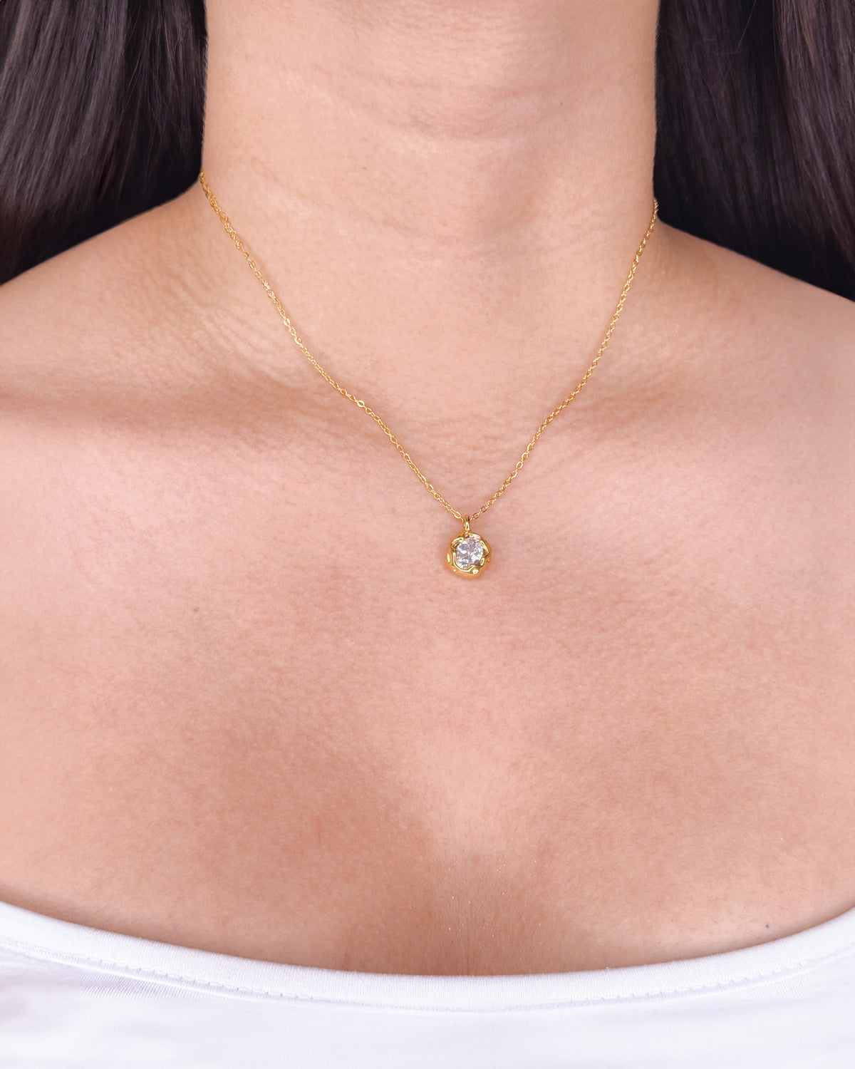 Inez Oval Shaped Zircon Inlaid Thick Melted Design Pendant Classic Link Chain Gold Necklace