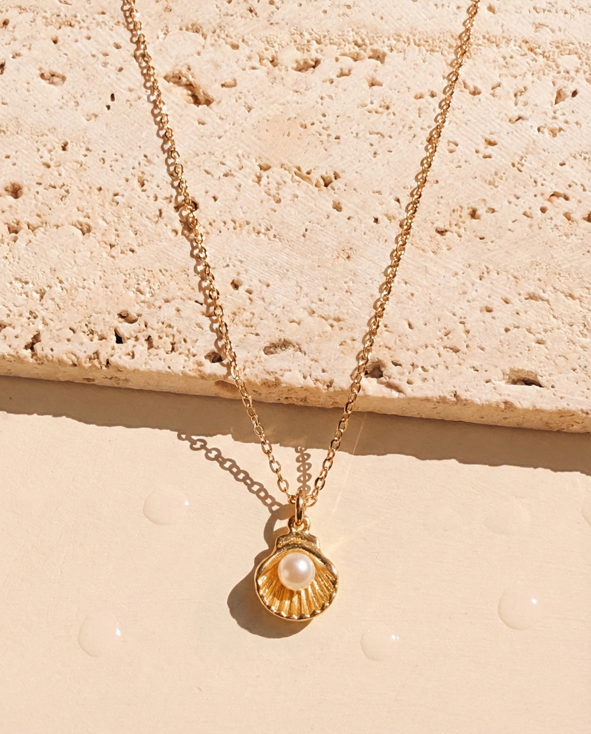 Jirvana Dainty Round Pearl Inlaid Set Shell Shaped Pendant Classic Thin Link Chain Gold Necklace