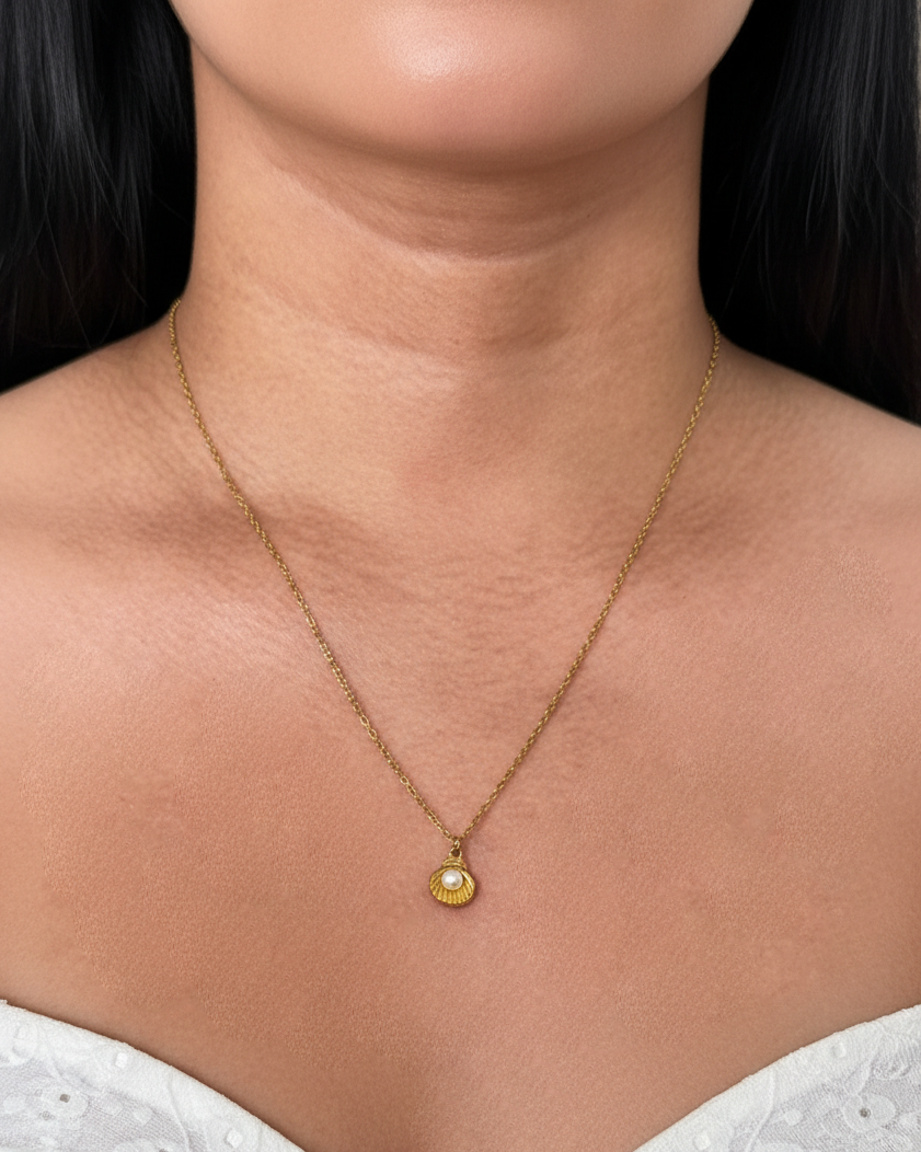 Jirvana Dainty Round Pearl Inlaid Set Shell Shaped Pendant Classic Thin Link Chain Gold Necklace