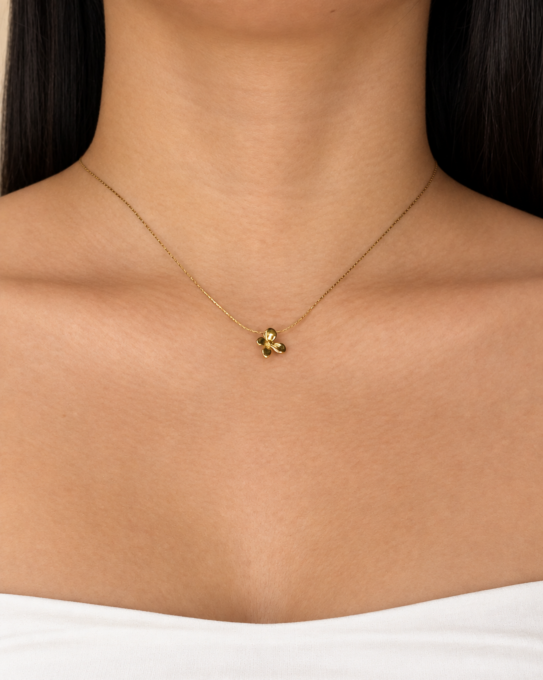 Avery Minimalist Carved Flower Shaped Pendant Thin Anchor Chain Gold Necklace