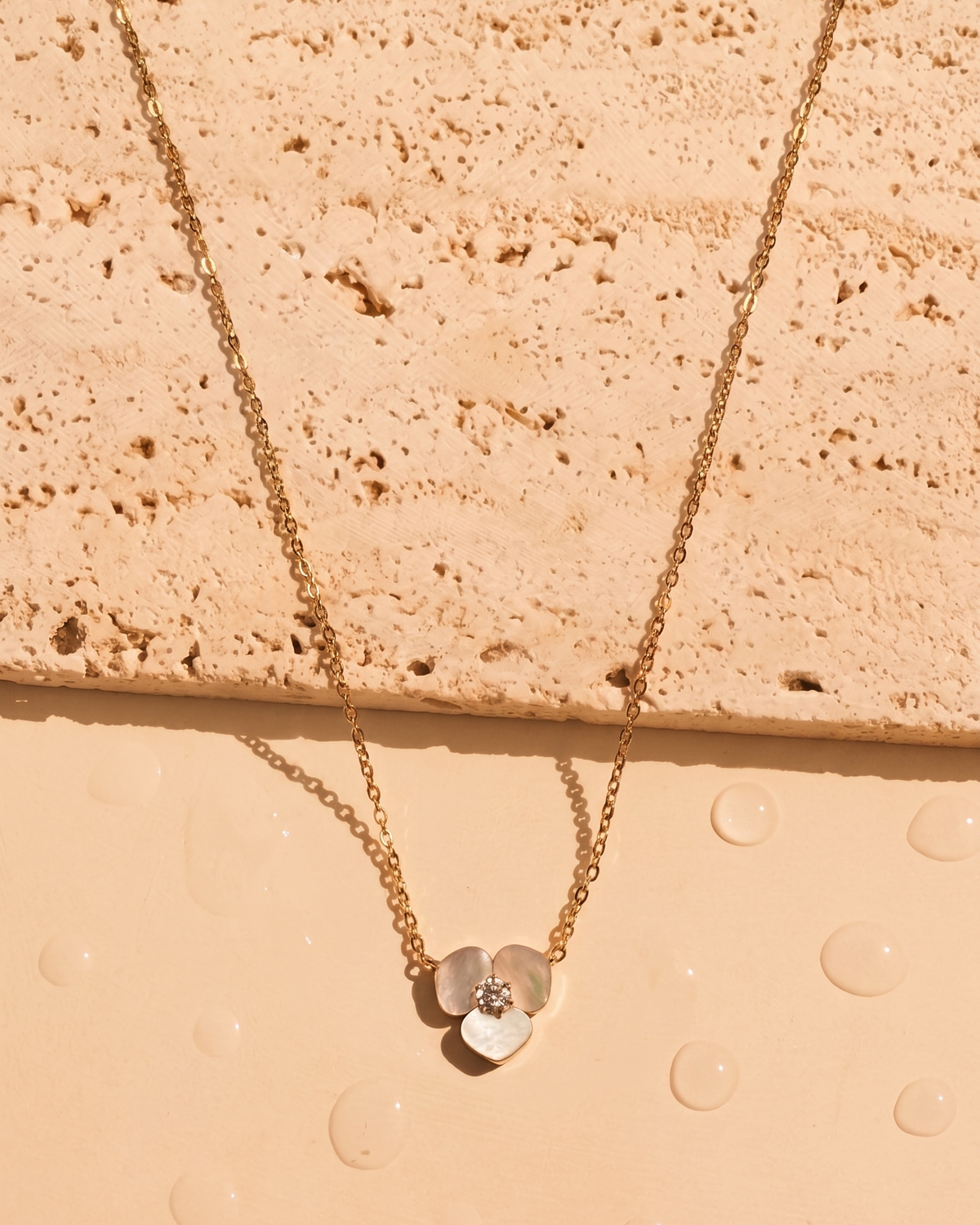 Caramonte Shell Stone Tri Petal Flower Shaped Zircon Center Crown Set Pendant Classic Thin Link Chain Gold Necklace