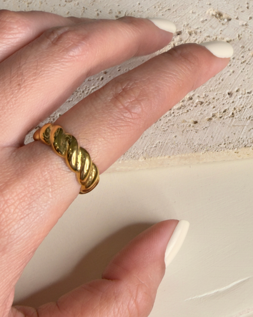 Fiorin (Gold) Wide Flat Twisted Rope Design Gold Ring