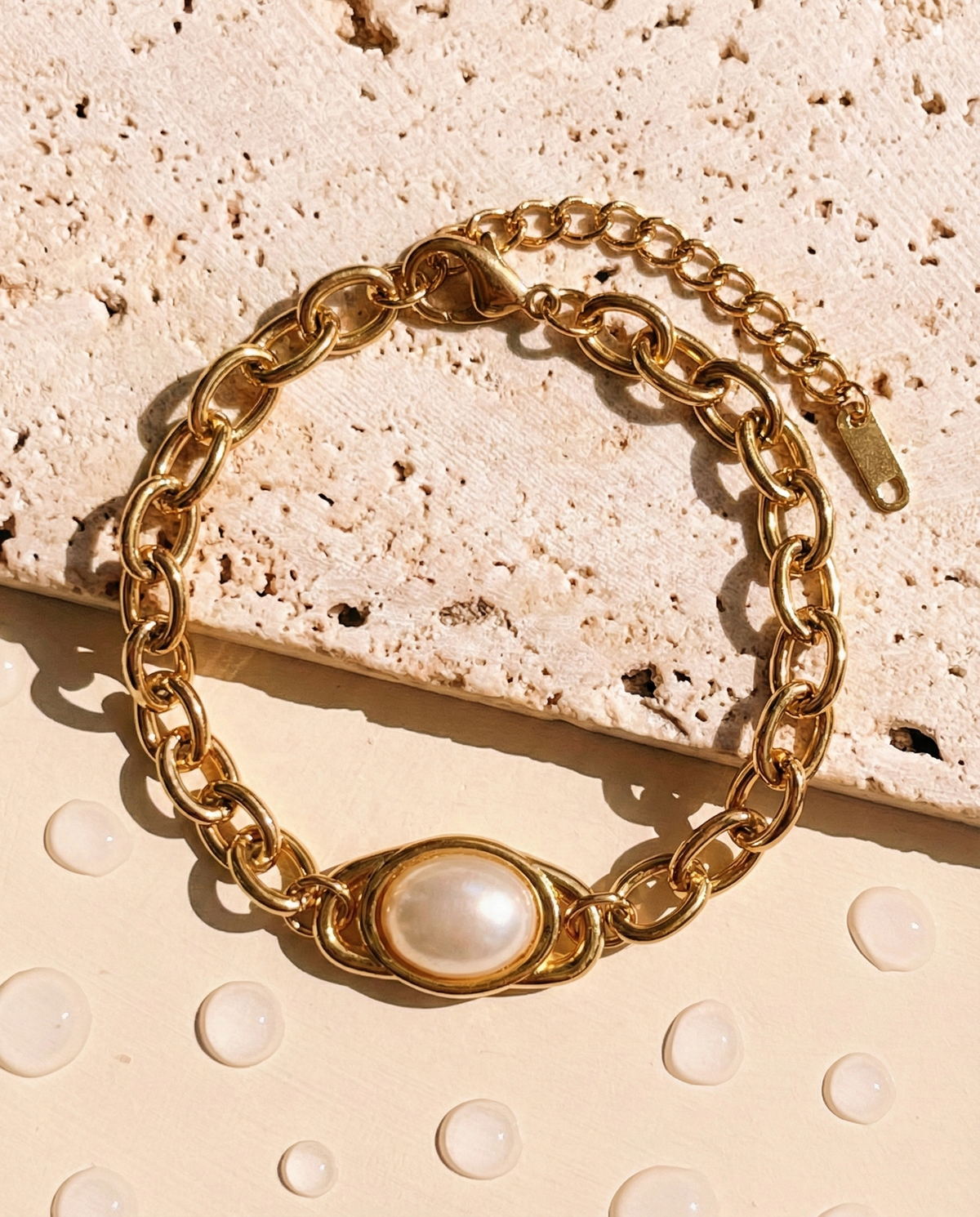 Kellara Shiny Pearl Inlaid Set Thick Round Link Chain Gold Bracelet