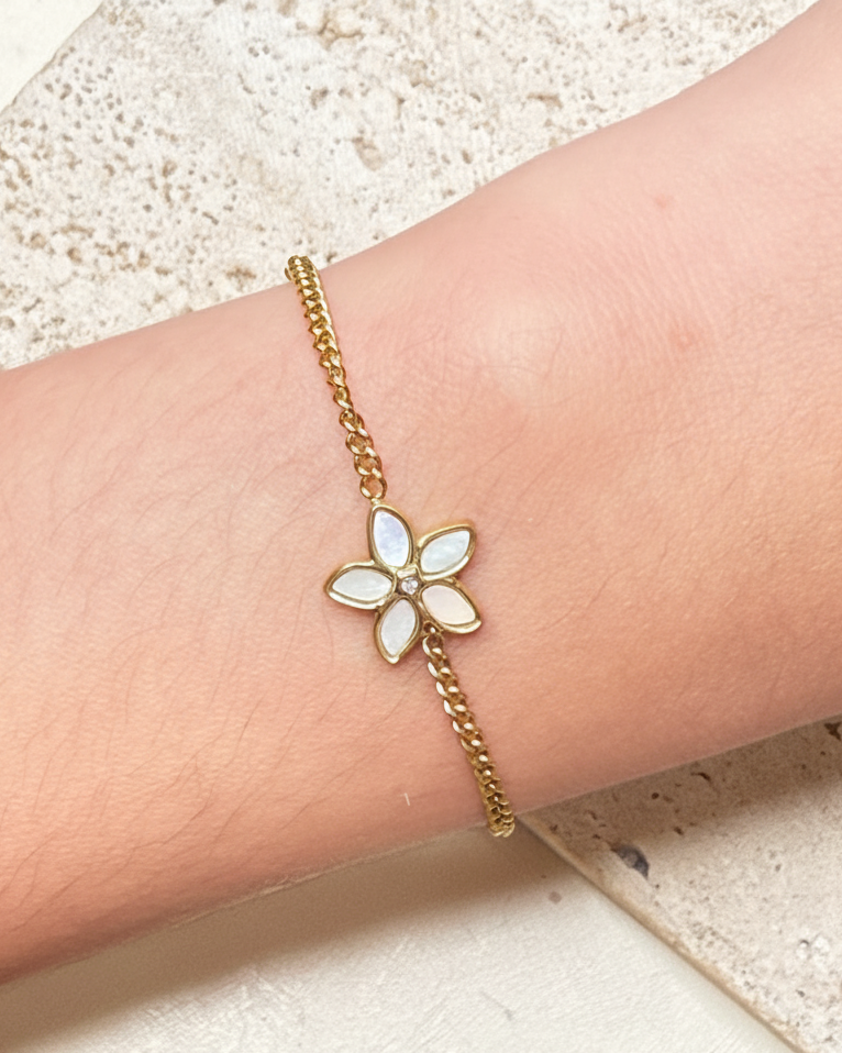 Madonna Cuban Chain Flower Shaped Shell Stone Zircon Center Pollen Design Pendant Gold Bracelet