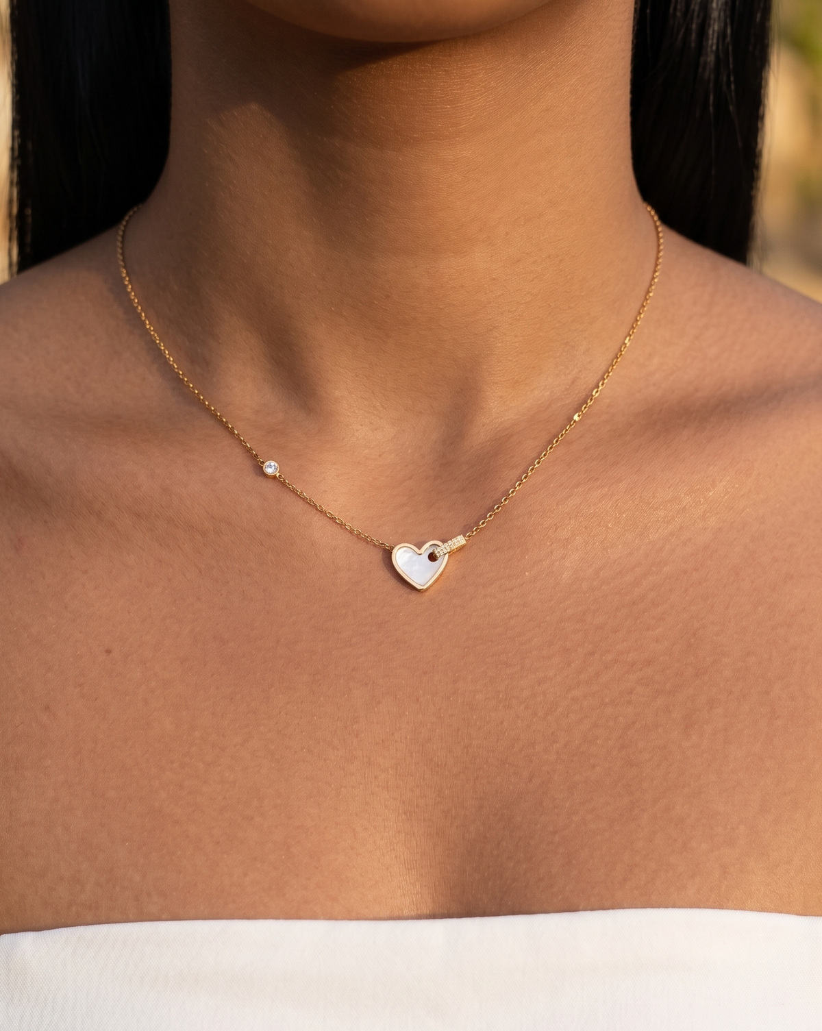 Sarina Zircon Paved Bar Shell Stone Heart Shaped Pendant Round Zircon Side Pendant Classic Thin Link Chain Gold Necklace