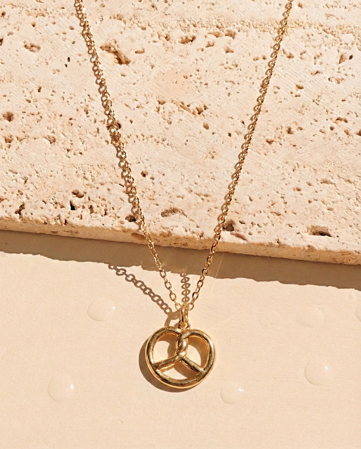 Wessia Pretzel Shaped Pendant Classic Link Chain Gold Necklace