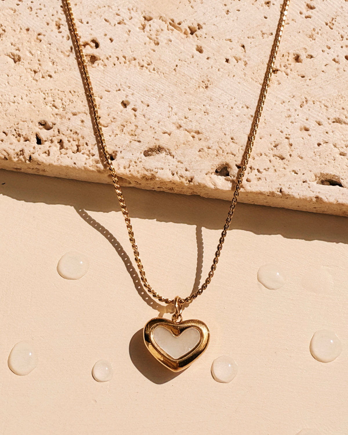 Eesha Shell Stone Inlaid Chunky Heart Shaped Pendant Thin Anchor Chain Gold Necklace