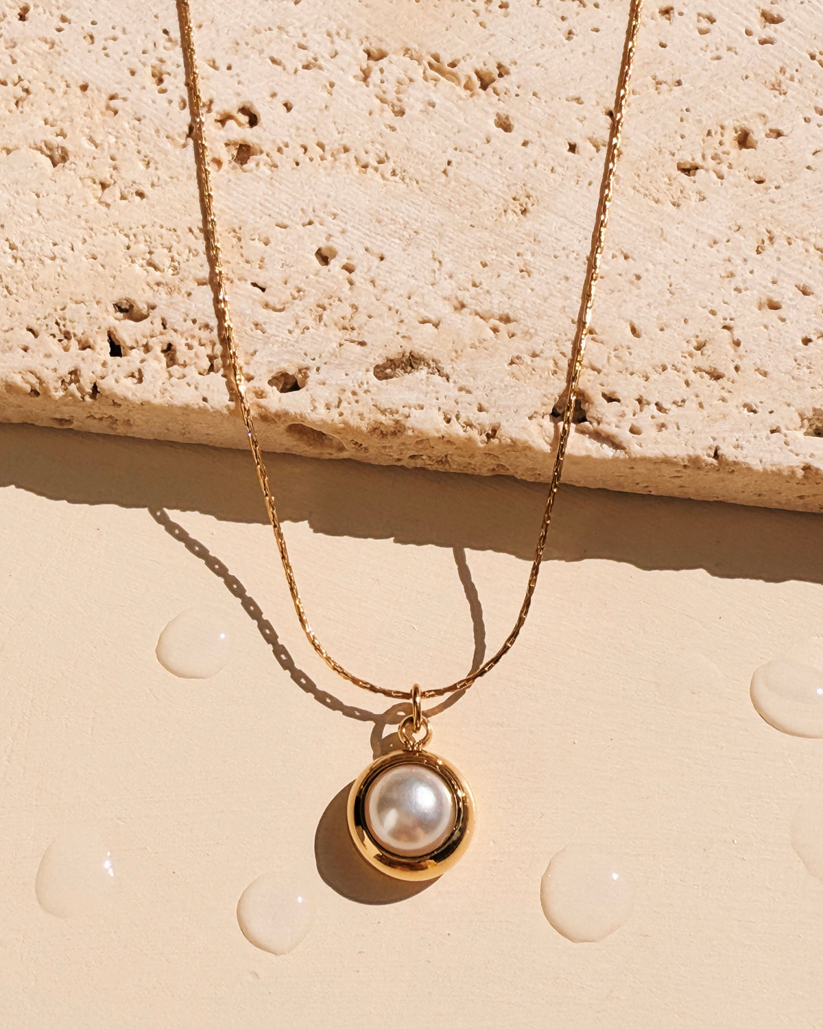 Fiona Round Pearl Inlaid Bezel Setting Pendant Thin Anchor Chain Gold Necklace