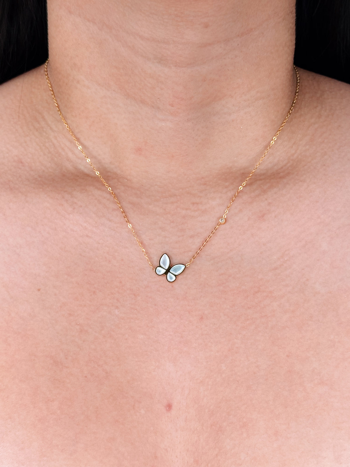 Hela Butterfly Shell Stone Inlaid Set Pendant Rounded Zircon Bezel Set Side Pendant Classic Link Chain Gold Necklace