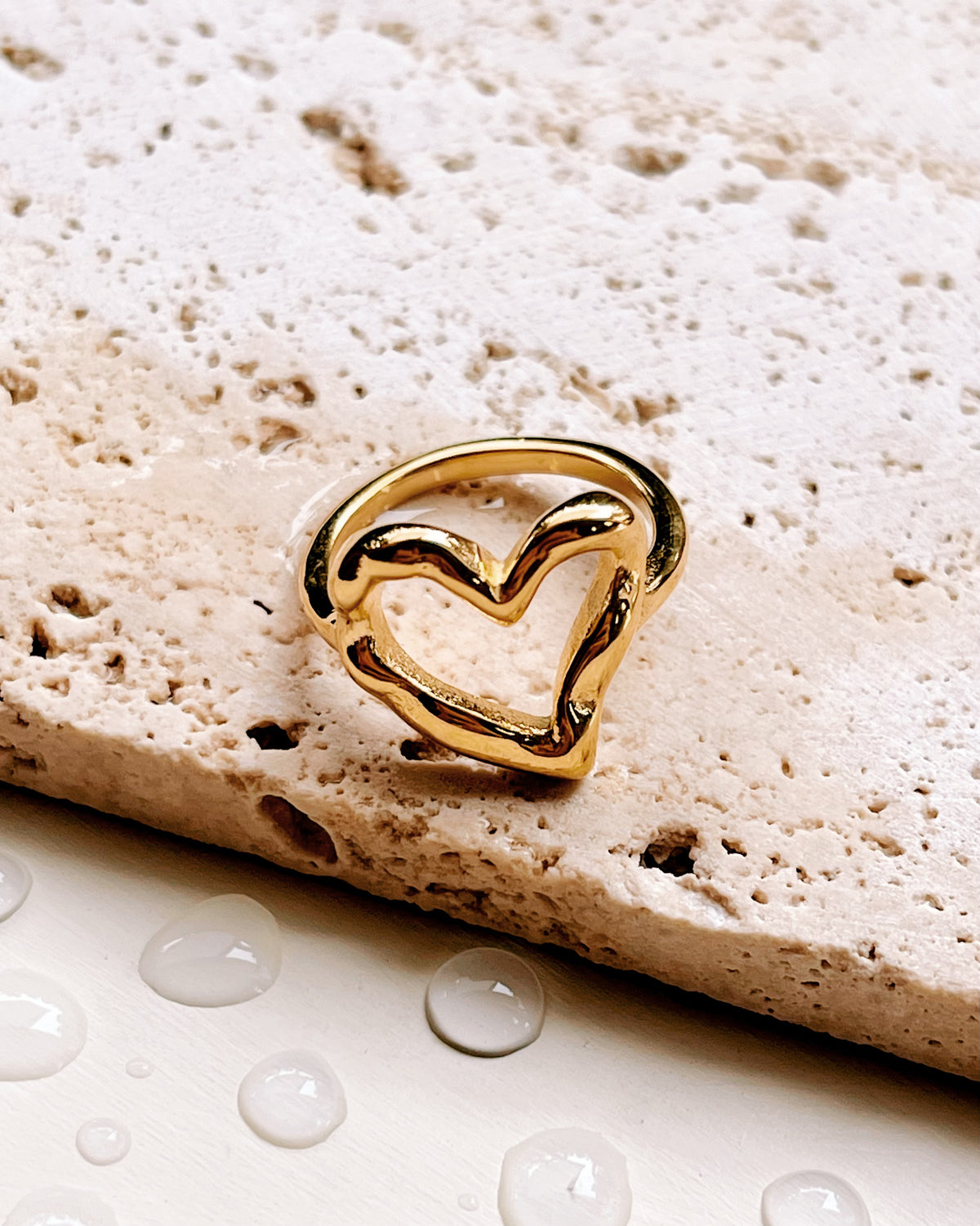 Gloria Melted Hollow Heart Design Centerpiece Gold Ring