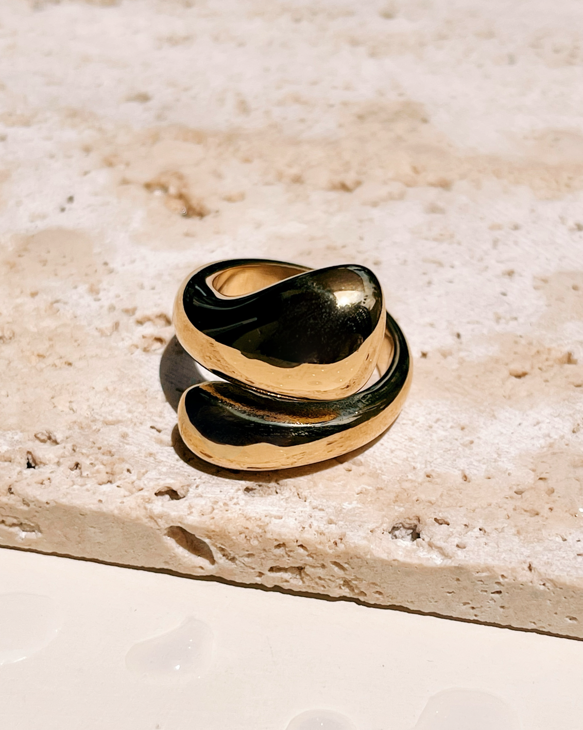 Daniela Chunky Smooth Waterdrop Design Interlocked Gold Ring