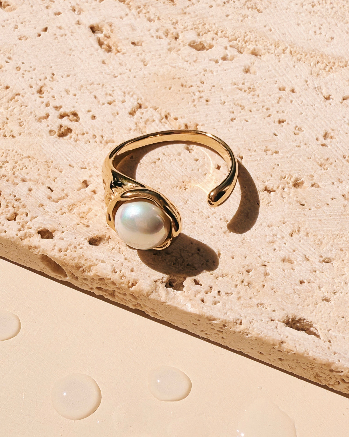 Hyacinth Round Pearl Inlaid Melted Design Bezel Top Gold Open Ring