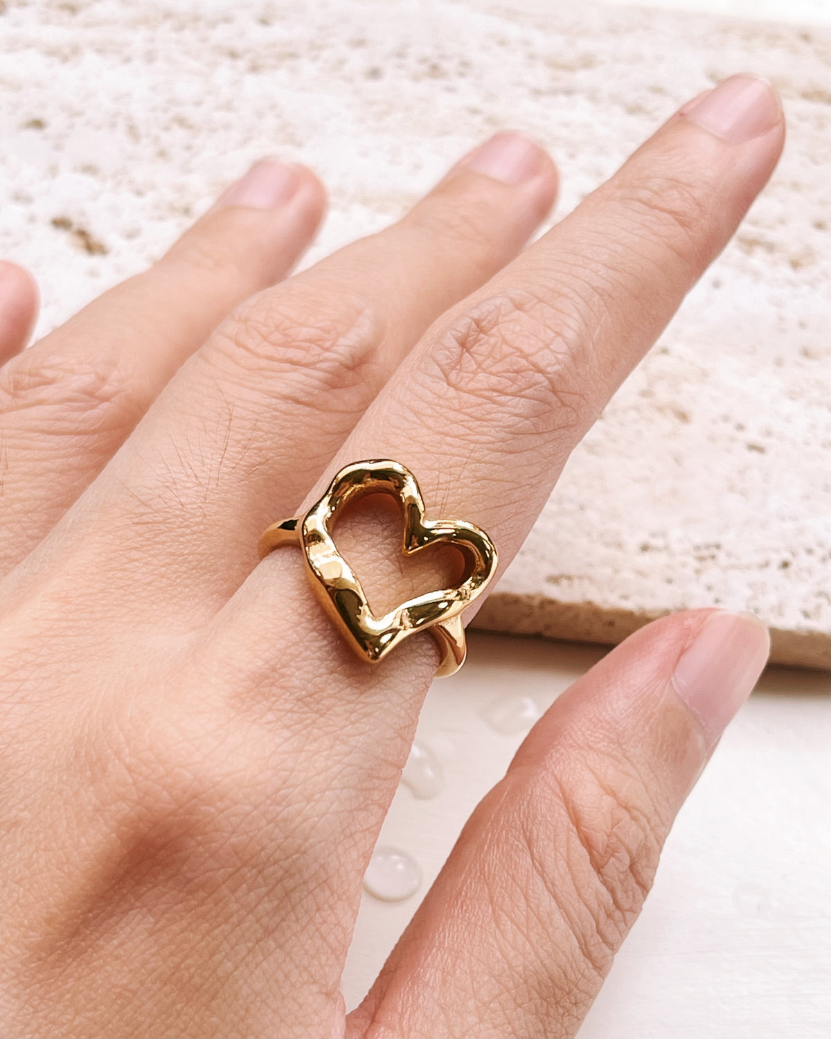 Gloria Melted Hollow Heart Design Centerpiece Gold Ring