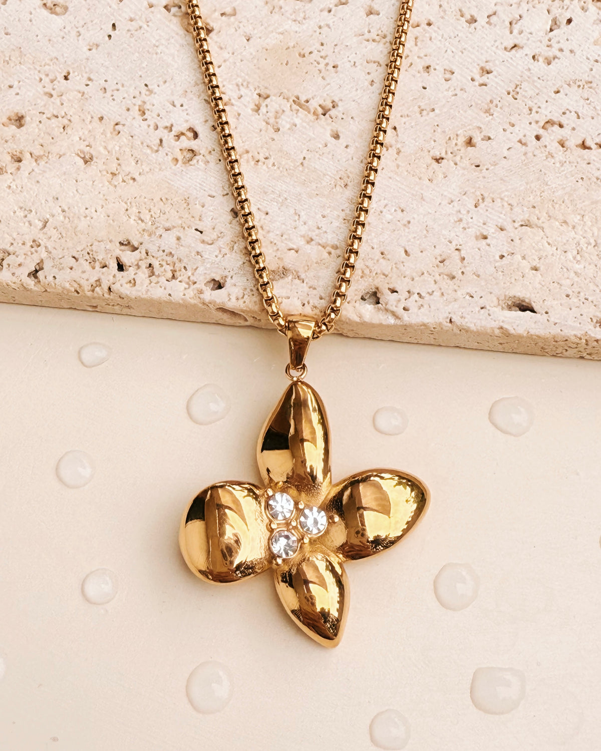 Darlene Rounded Box Chain Concave Flower Design Zircon Center Pendant Gold Necklace