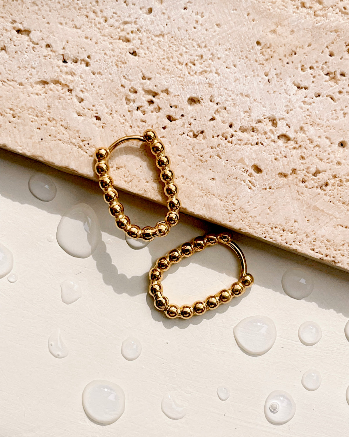 Kinsley U-Shaped Solid Chain Beads Design Gold Hoops