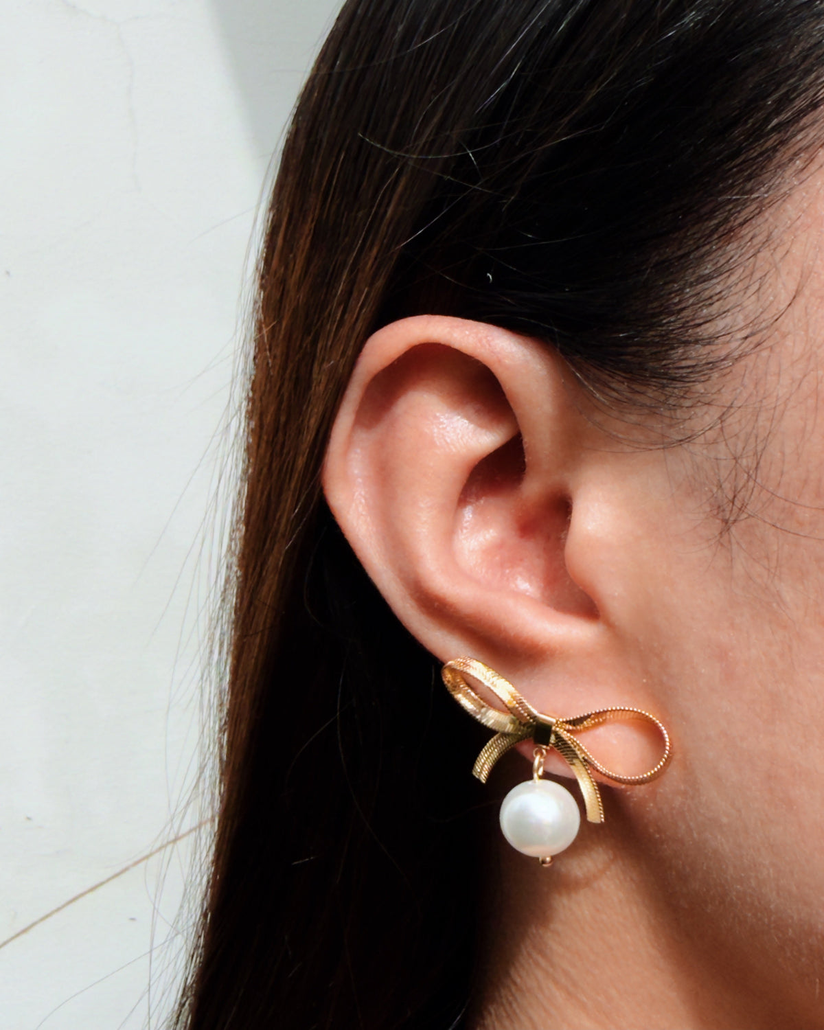 Nery Bow Ribbon Shaped Flat Snake Chain Design Gold Stud Round Pearl Drop Earrings
