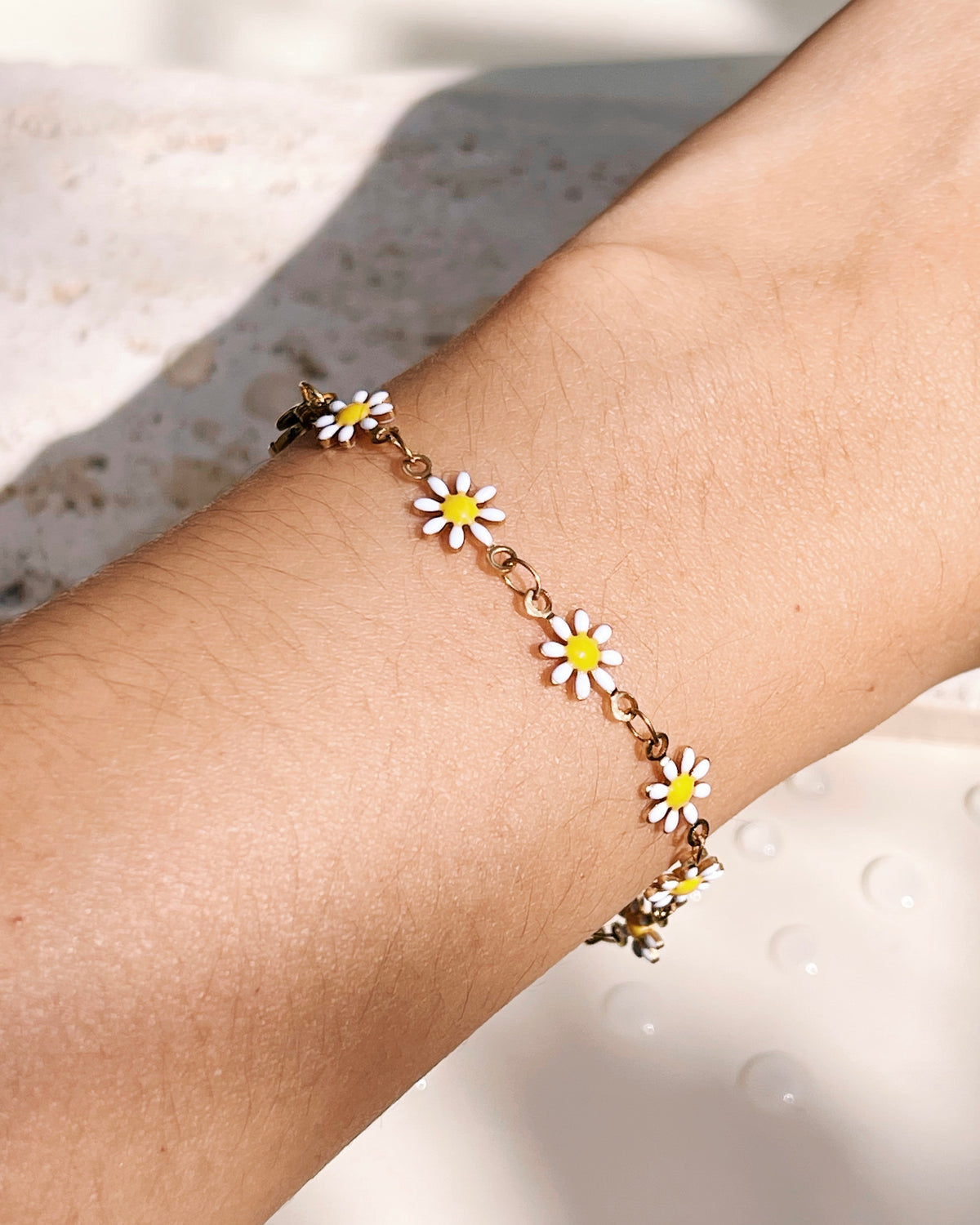 Alba White Daisy Link Gold Chain Bracelet