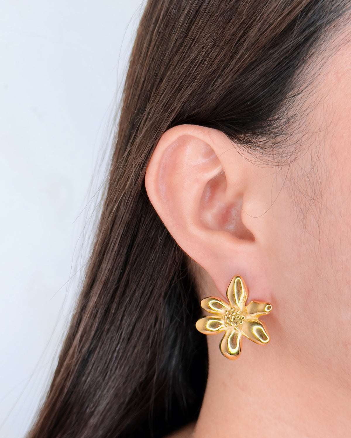 Mariclare Daisy Flower Protrude Pollen Design Gold Stud Earrings