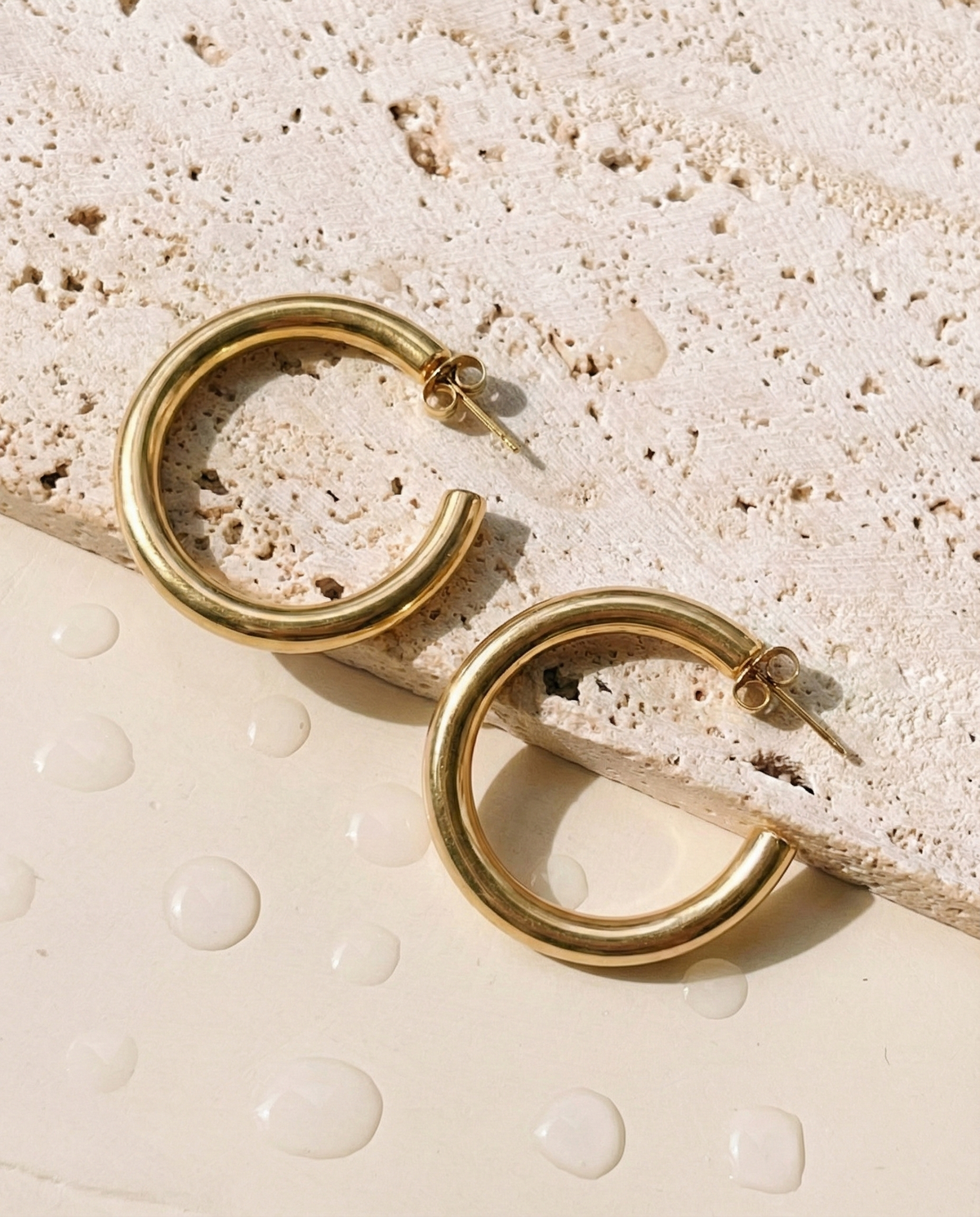 Ilysara C-Shaped Big Rounded Minimalist Lighweight Gold Hoop Earrings