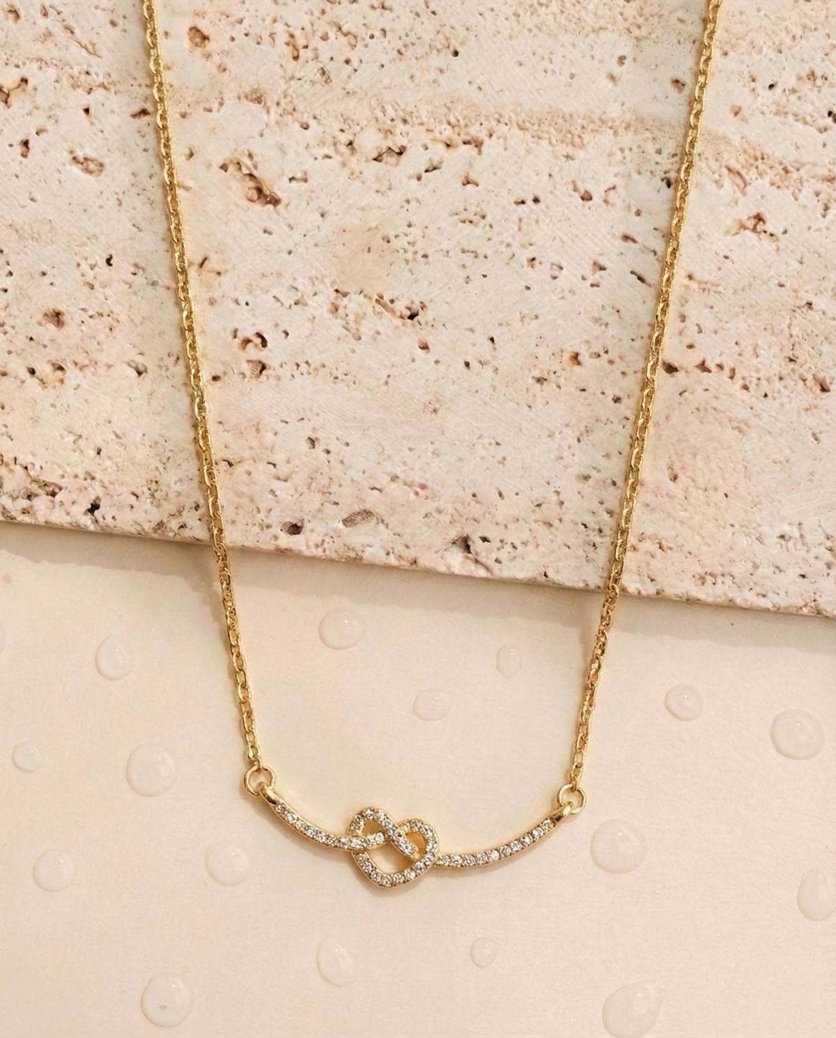 Aven Zircon Paved Asymmetrical Curved Bar Eternal Love Heart Knot Shaped Pendant Thin Anchor Chain Gold Necklace