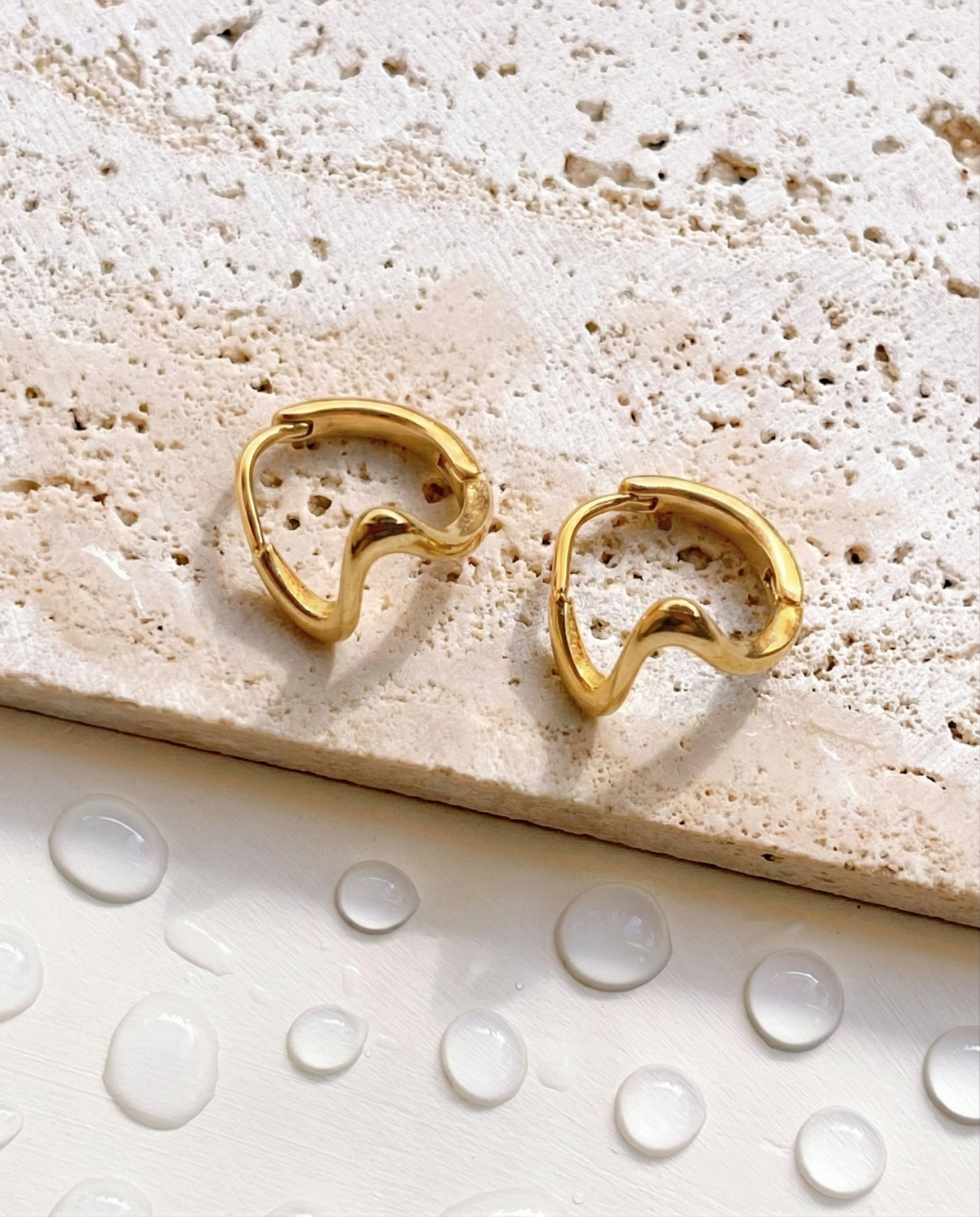 Clyra Flat Geometric Wave Design Gold Huggies