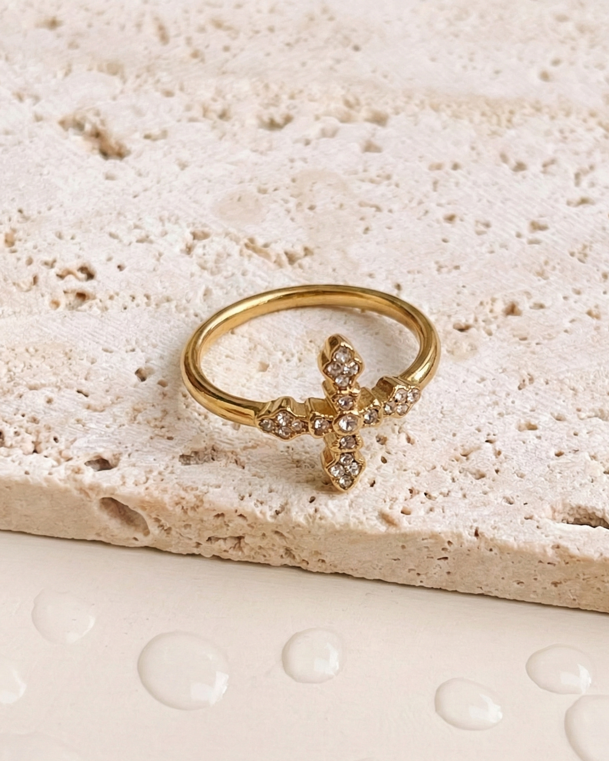 Fielle Round Zircon Inlaid Setting Symmetrical Cross Design Centerpiece Gold Ring