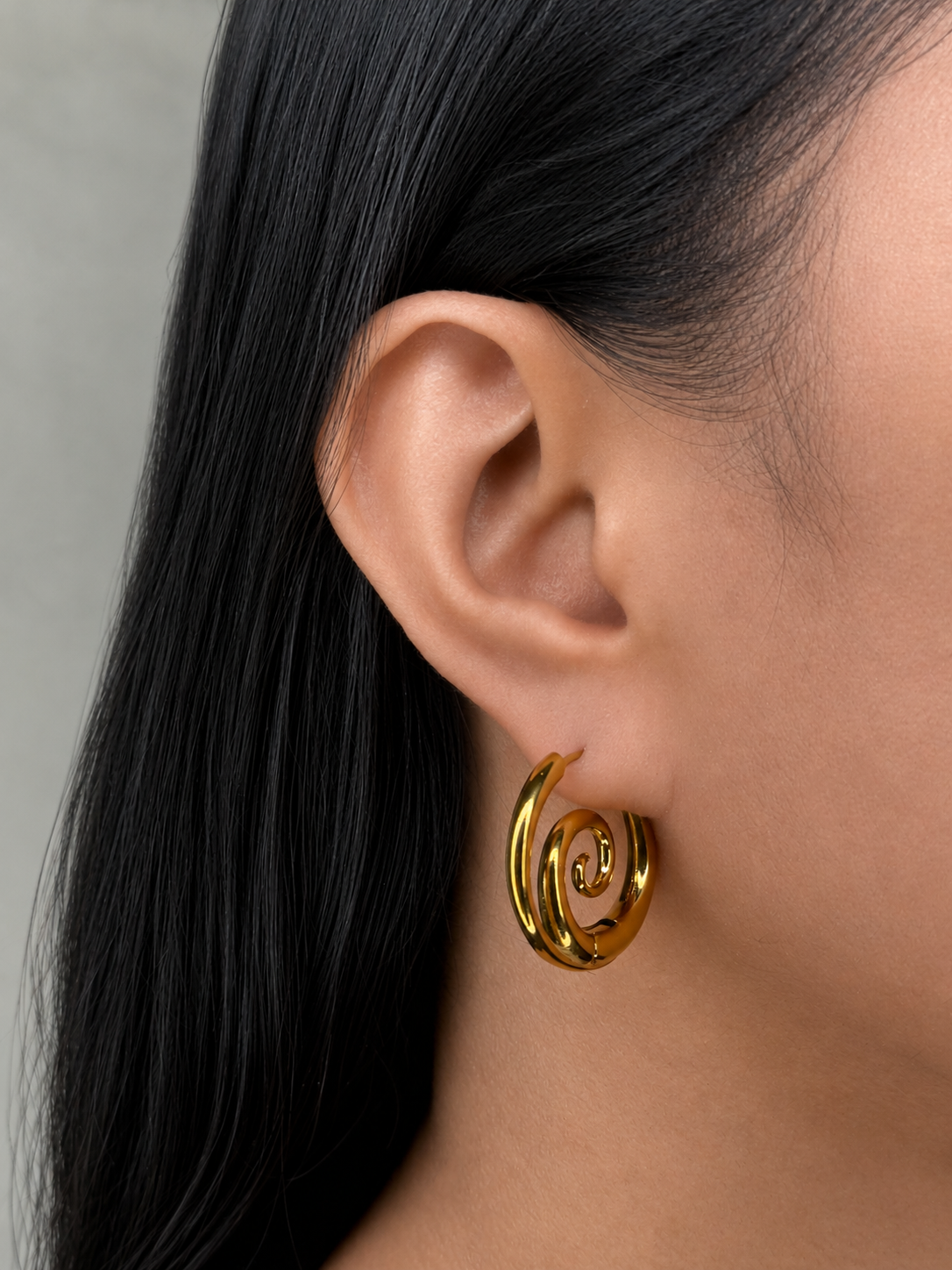 Marcia Swirl Linear Conch Shell Design Gold Hoop Earrings