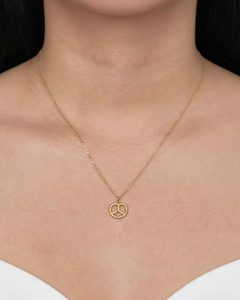 Wessia Pretzel Shaped Pendant Classic Link Chain Gold Necklace