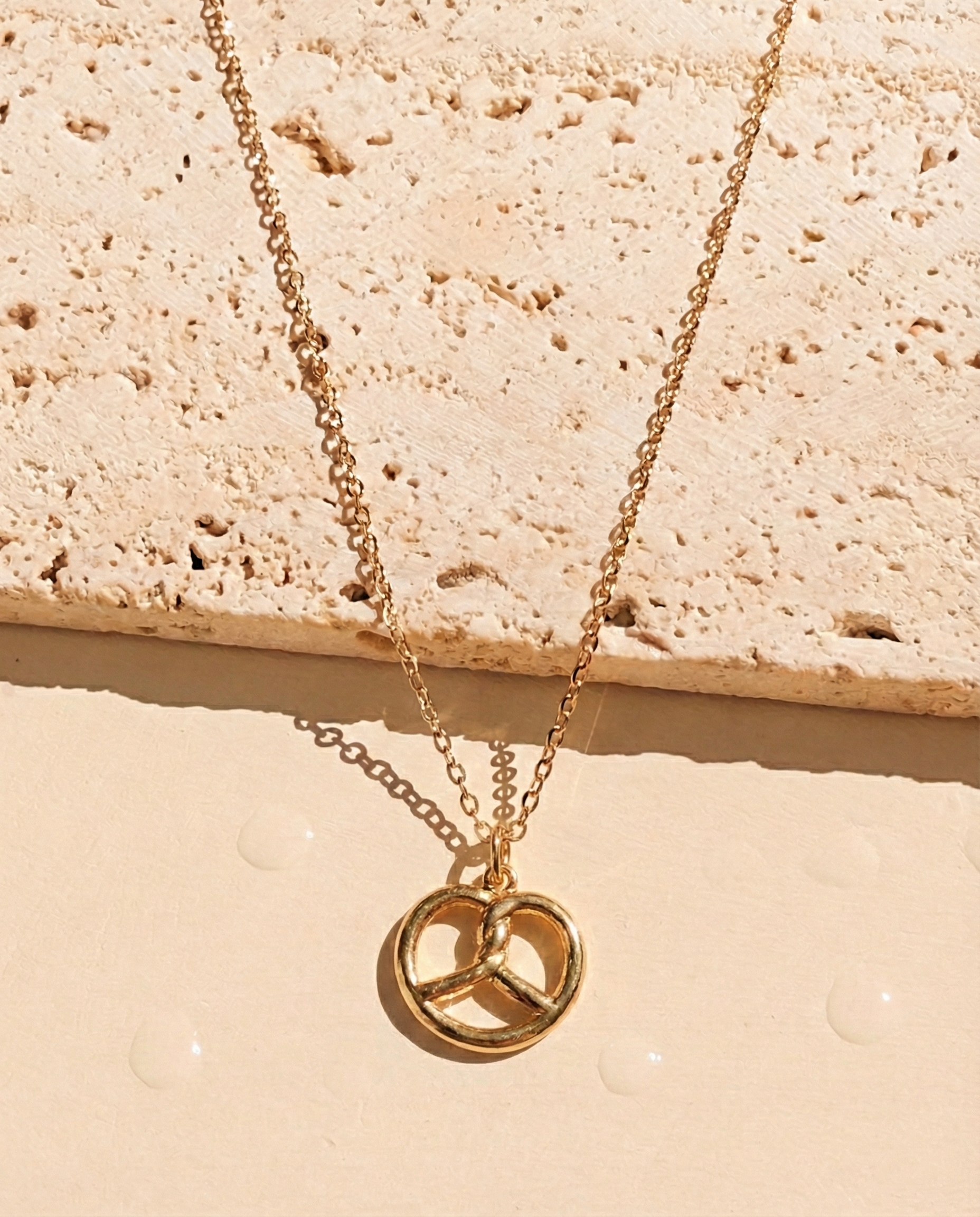 Wessia Pretzel Shaped Pendant Classic Link Chain Gold Necklace